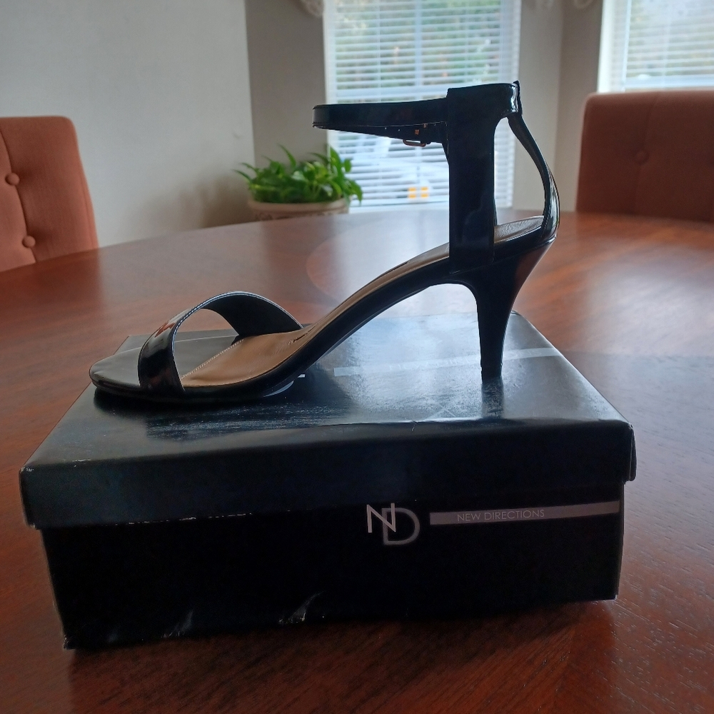 New Directions Open toe shoes